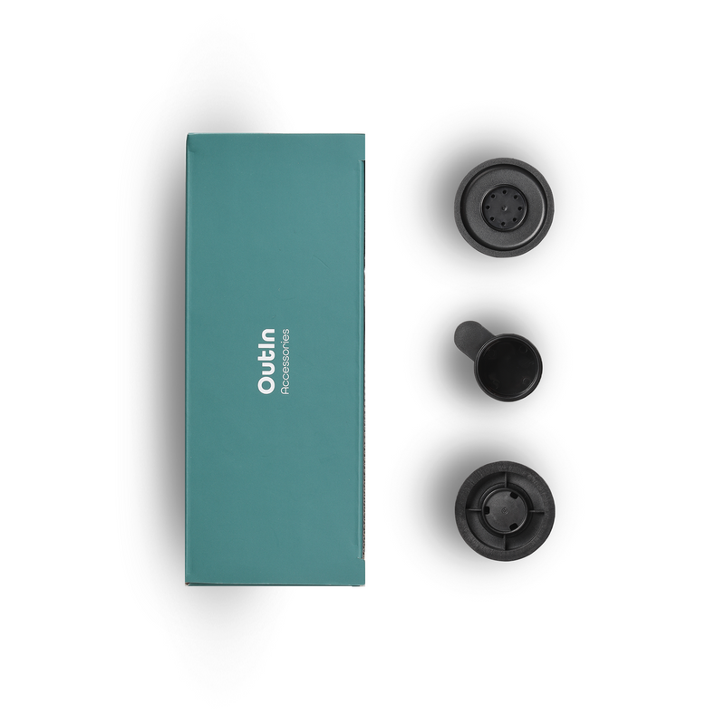 Правоъгълна синьо-зелена кутия Outin Nano с надпис „Outin Accessories“ до Комплект адаптери Outin Nano и черни части. Правоъгълна синьо-зелена кутия Outin Nano с надпис „Outin Accessories“ до Комплект адаптери Outin Nano и черни части.