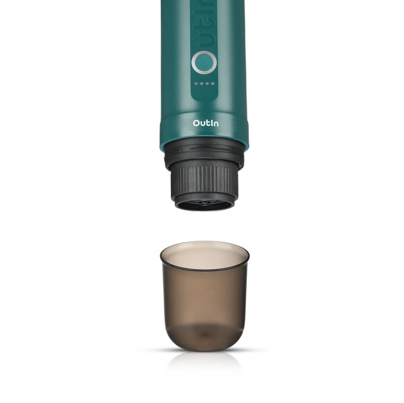 Green Outin Nano thermos flask with black cap above a white Чаша за еспресо Outin Nano.