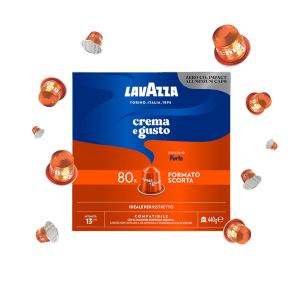 Кутията на Кафе капсули Lavazza Crema e Gusto FORTE, включваща 80 Nespresso-съвместими капсули, е заобиколена от отделни Outin-съвместими капсули за изключителна напитка всеки път.