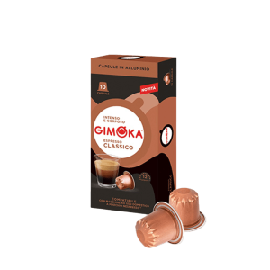 Кутия с кафе капсули Кафе капсули GIMOKA Classico с две съвместими с Nespresso капсули, елегантно изложени до кутията.