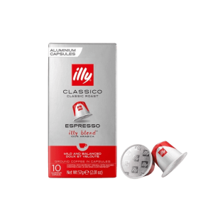 Кутия кафе капсули illy® Classico, съвместима със системата Nespresso и съдържаща 10 капсули, се намира до две отделни капсули. Те са с елегантен етикет "Classico Classic Roast" в червено и бяла опаковка - идеални за вашия ежедневен ритуал с кафе Outin.