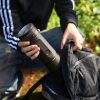 Човек опакова черна чаша за пътуване Outin в черна раница на открито. Човек опакова черна чаша за пътуване Outin в черна раница на открито.
