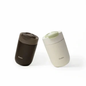 На два Термочаша Outin Travel Tumblers, в кафяво и бяло, е изобразено логото на бял фон.